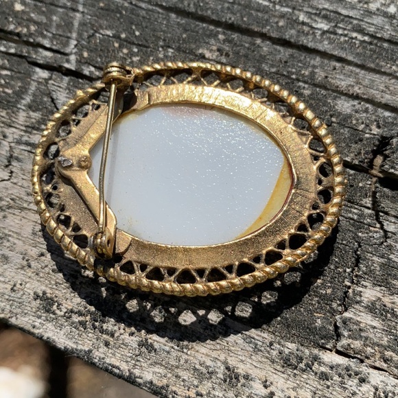 Vintage Style Hand Painted Brooch - Picture 4 of 5